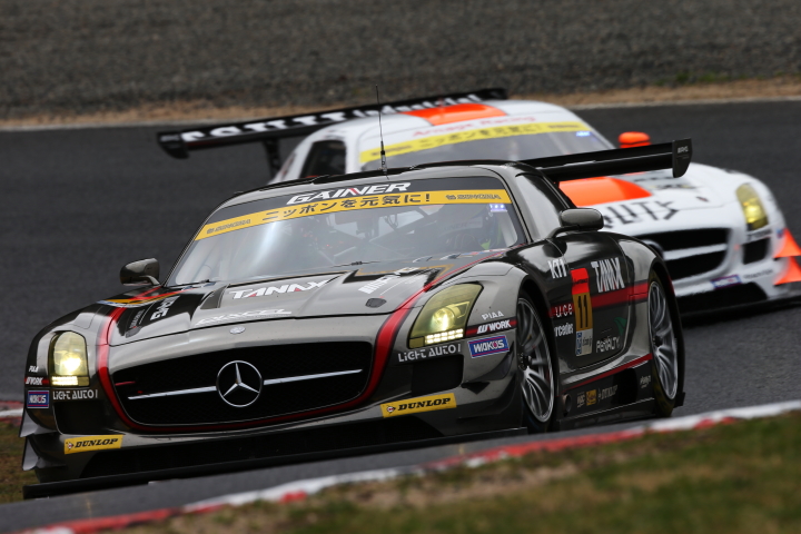 公式練習: GT300クラス・GAINER TANAX SLS（平中克幸／ビヨン・ビルドハイム組）