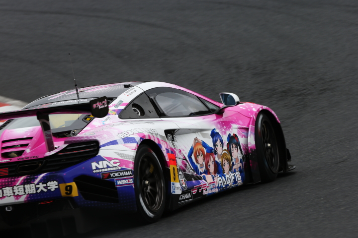 公式練習: GT300クラス・PACIFICマクラーレンwith μ's（白坂卓也／東 徹次郎組）