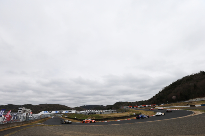 公式練習: レッドマンコーナーを駆けるGTマシン