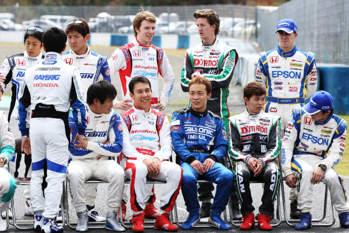 集合写真: 談笑するGT500クラスのドライバーたち