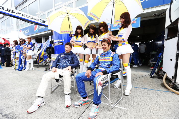 ピットウォーク: GT300クラス・UPGARAGE BANDOH 86の井出有冶（左）と中山友貴（右）