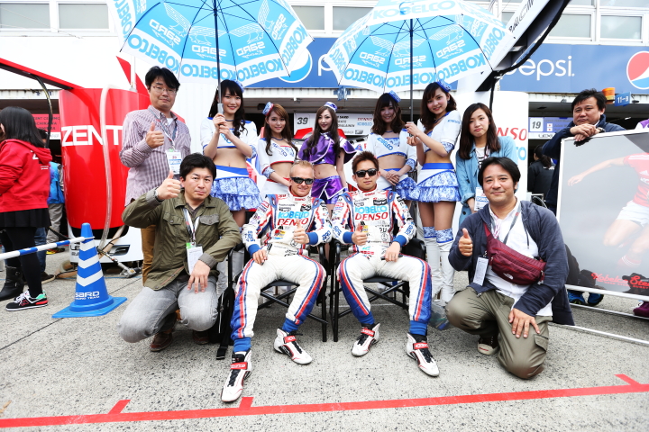 ピットウォーク: GT500クラス・DENSO KOBELCO SARD RC Fのヘイキ・コバライネン（左）と平手晃平（右）