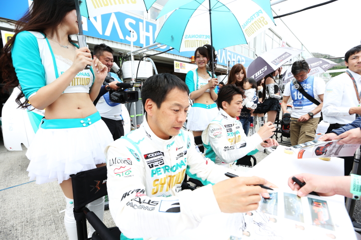 ピットウォーク: GT300クラス・SYNTIUM LMcorsa RC F GT3の飯田章（手前）と吉本大樹（奥）