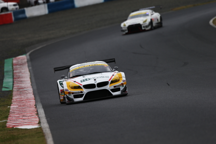 GT300クラスノックアウト予選Q1: 新田守男（JMS LMcorsa Z4）