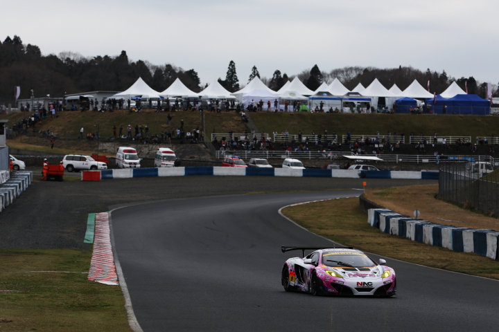 GT300クラスノックアウト予選Q1: 白坂卓也（PACIFICマクラーレンwith μ's）