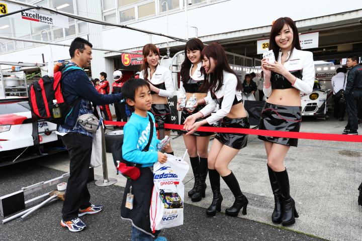 GTキッズウォーク: レースクイーンとファンの子供