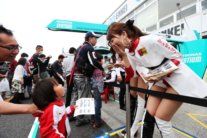 GTキッズウォーク: レースクイーンとファンの子供