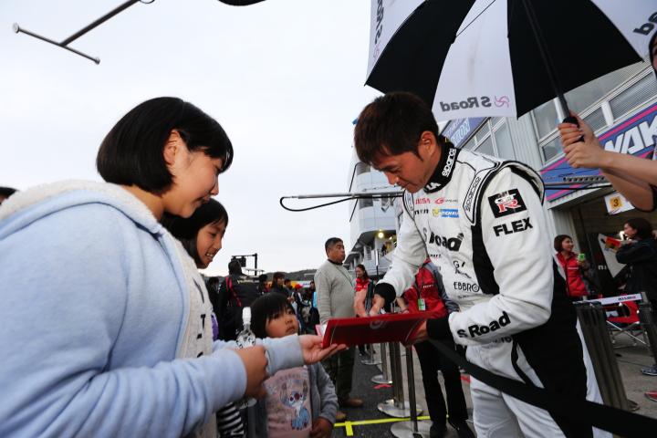 GTキッズウォーク: 本山哲（S Road MOLA GT-R）とファンの女性