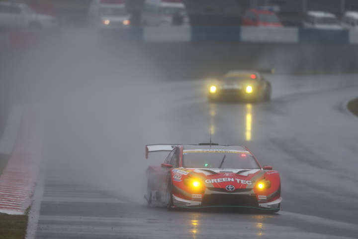 フリー走行: GT300クラス・TOYOTA PRIUS apr GT（嵯峨宏紀／中山雄一組）