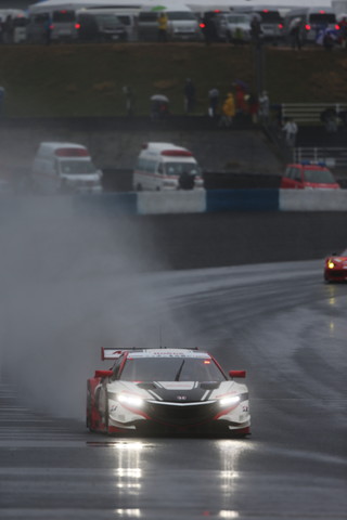 フリー走行: GT500クラス・ドラゴモデューロNSX CONCEPT-GT（小暮卓史／オリバー・ターベイ組）