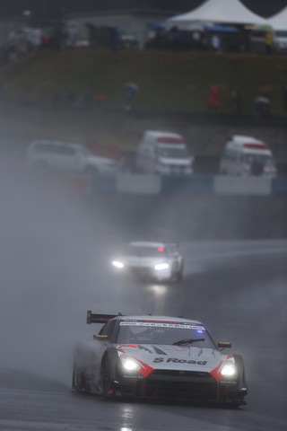 フリー走行: GT500クラス・S Road MOLA GT-R（本山哲／柳田真孝組）