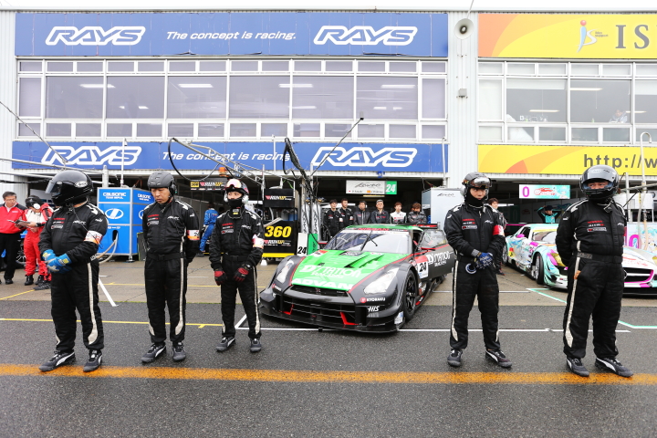 開会式: ピット前に整列するコンドーレーシングのピットクルー