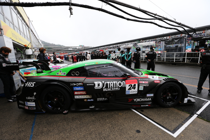 開会式: ピット前に整列するコンドーレーシングのピットクルー