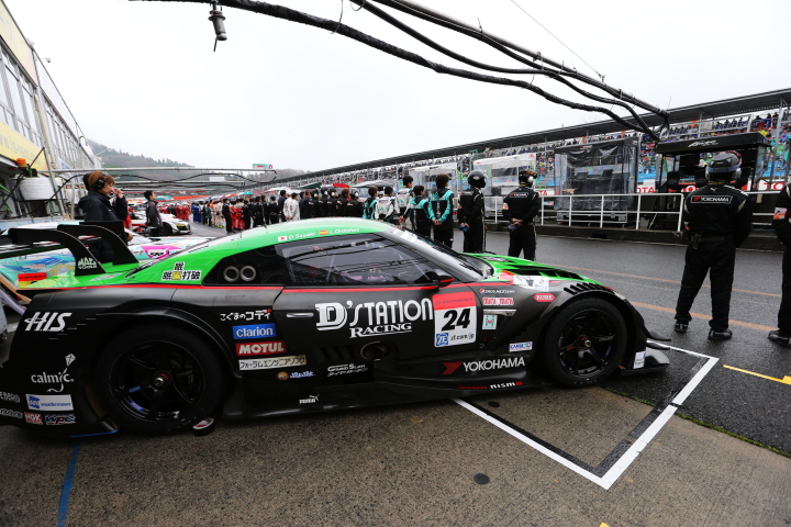 開会式: ピット前に整列するコンドーレーシングのピットクルー