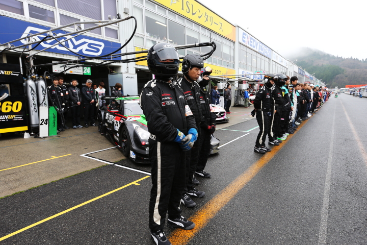 開会式: ピット前に整列するコンドーレーシングのピットクルー