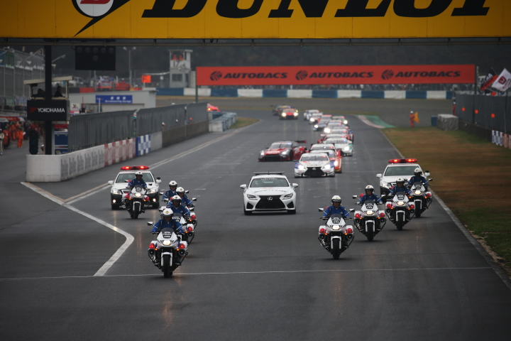 決勝レース: 岡山県警の警察車両先導によるパレードラップ