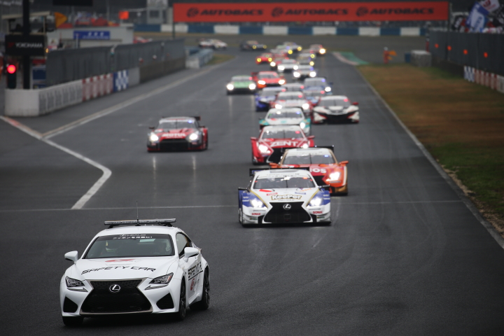 決勝レース: セーフティーカー先導によるフォーメーションラップ