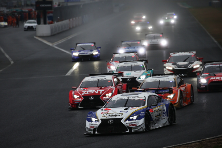 決勝レース: GT500クラスのスタートシーン