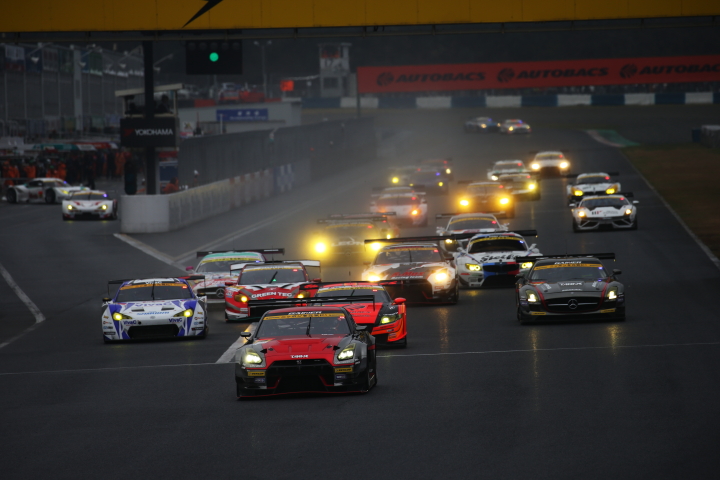 決勝レース: GT300クラスのスタートシーン