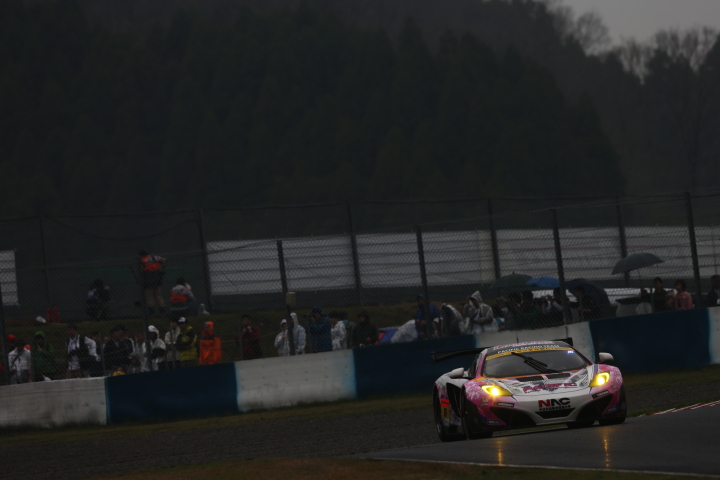 GT300クラス・PACIFICマクラーレンwith μ'sの白坂卓也／東 徹次郎組