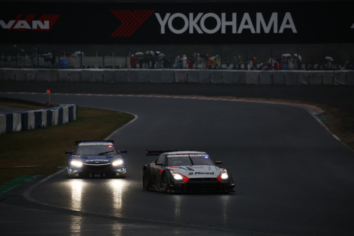 GT500クラス・S Road MOLA GT-Rの本山哲／柳田真孝組