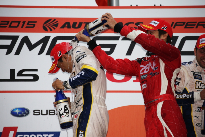 決勝レース: GT500クラス優勝のアンドレア・カルダレッリ（左）と3位・立川祐路のシャンパンファイト