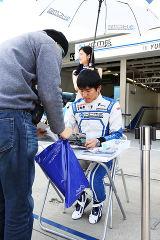 ピットウォーク: 中山雄一（KCMG Elyse SF14）