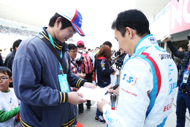 ピットウォーク: サインをする小暮卓史（DRAGO CORSE SF14）