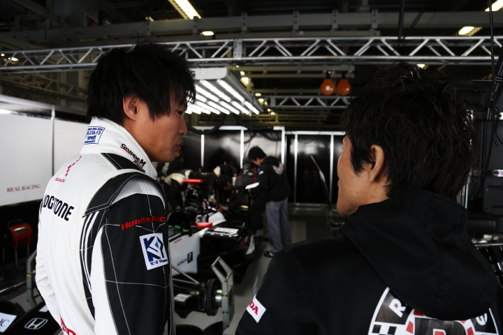 ピットウォーク: 塚越広大と大駅俊臣エンジニア（REAL RACING）