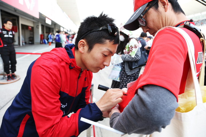 ピットウォーク: サインをする野尻智紀（DOCOMO DANDELION M40S SF14）