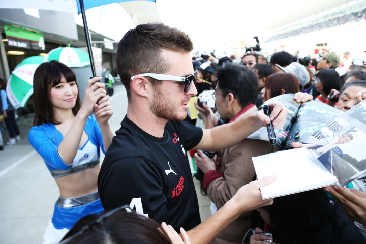 ピットウォーク: サインをするジェームス・ロシター（FUJI×D'station KONDO SF14）