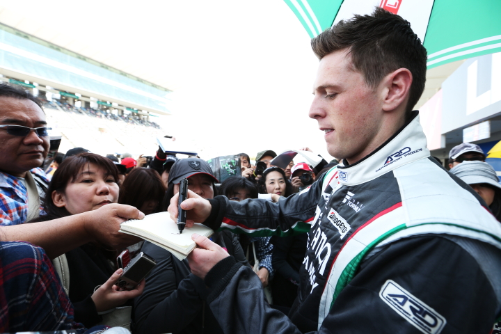 ピットウォーク: サインをするウィリアム・ブラー（FUJI×D'station KONDO SF14）