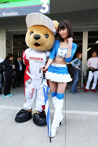 ピットウォーク: レースクイーンとトヨタくま吉
