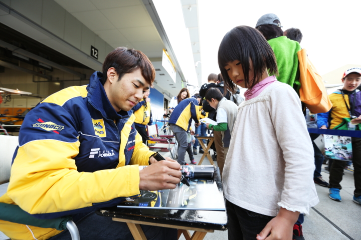 キッズピットウォーク: 子供にサインをする平川亮（ACHIEVEMENT Team KYGNUS SUNOCO SF14）