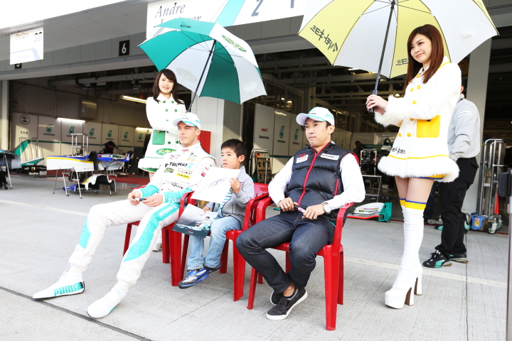 子供と記念撮影はアンドレ・ロッテラーと中嶋一貴