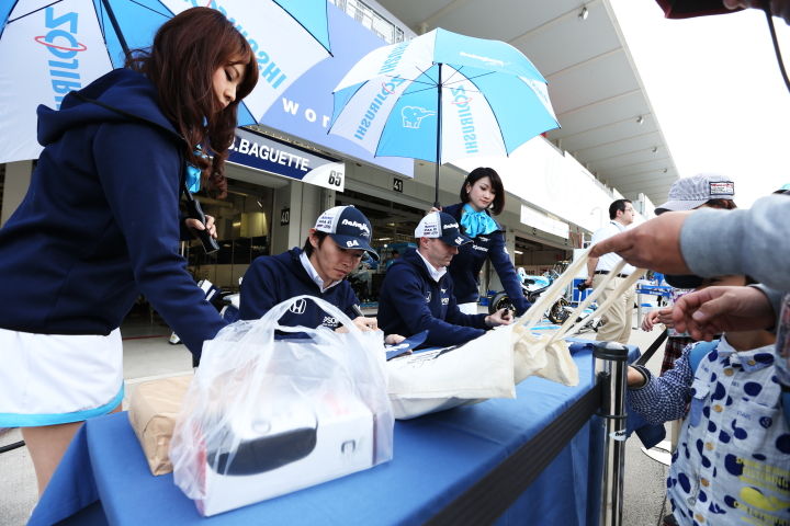 キッズピットウォーク: サインをする中嶋大祐とベルトラン・バゲット（ＮＡＫＡＪＩＭＡ ＲＡＣＩＮＧ）