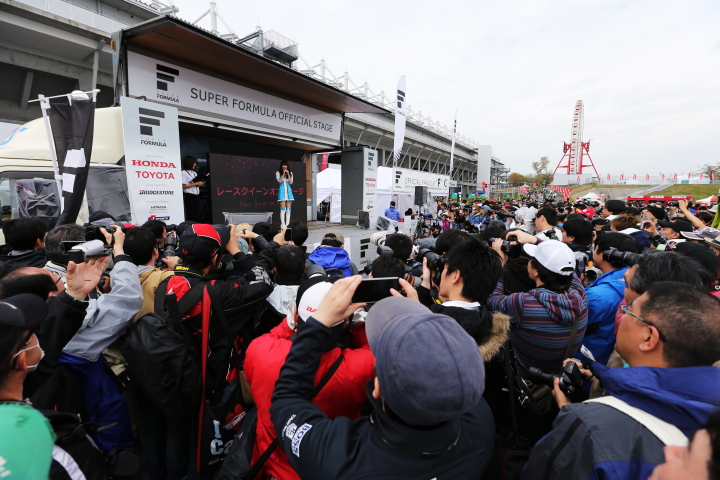 スタンド裏ではレースクイーンオンステージも行われた