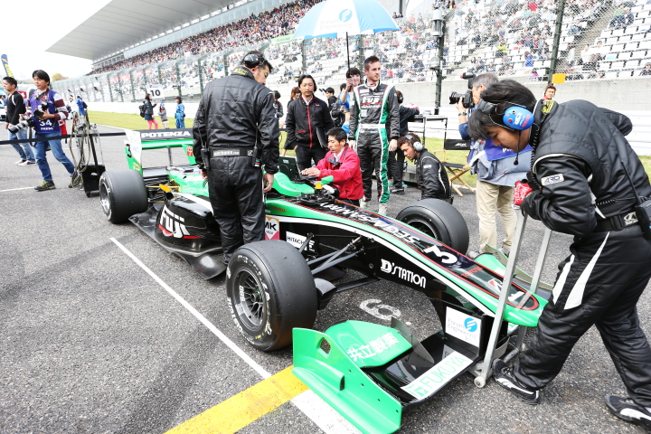 決勝レース: スターティンググリッドに着いたジェームス・ロシター（FUJI×D'station KONDO SF14）