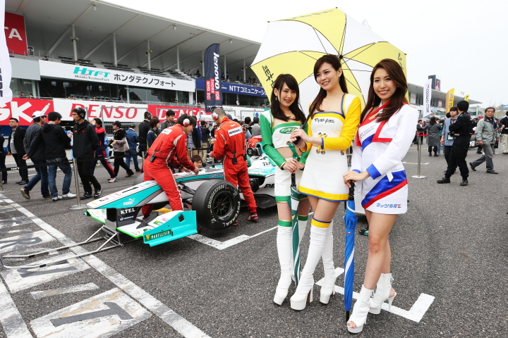 決勝レース: チームトムスのレースクイーン