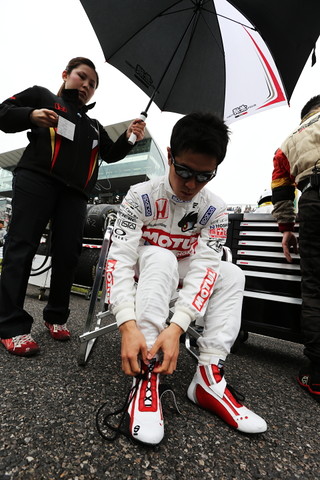 決勝レース: 靴ひもを結ぶ山本尚貴（TEAM 無限SF14）