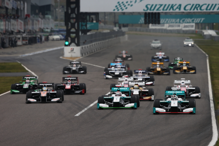 決勝レース: 43周の決勝がスタートした