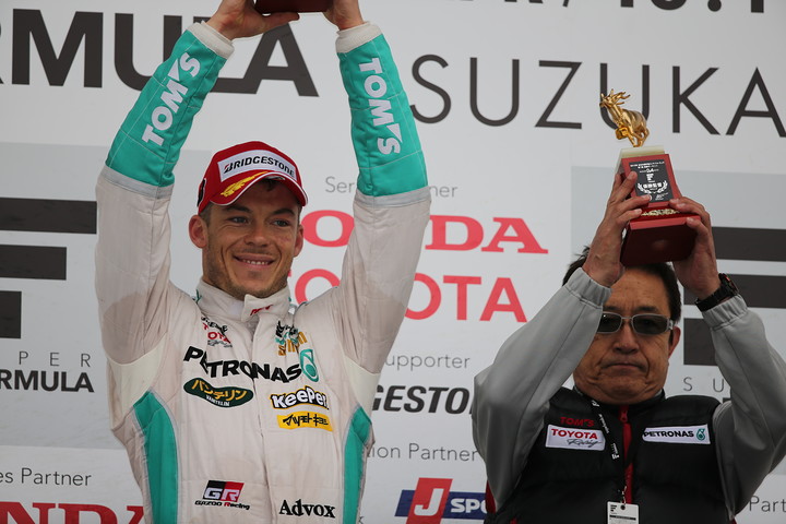 表彰式: 優勝したアンドレ・ロッテラーとチーム監督の舘信秀氏（トムス）