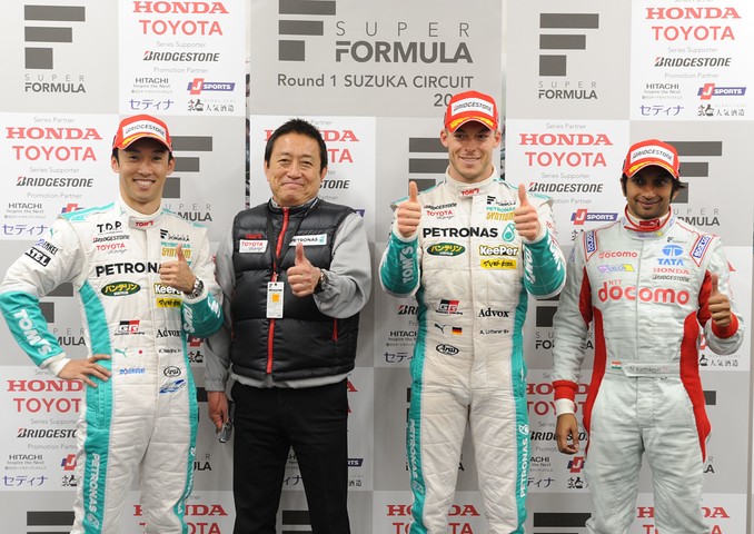 決勝フォトセッション: トップ3のドライバーと優勝チーム監督