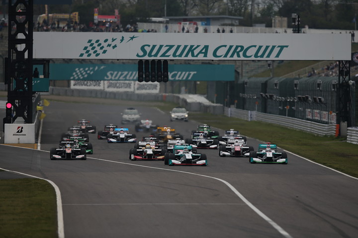 43周の決勝レースがスタートした