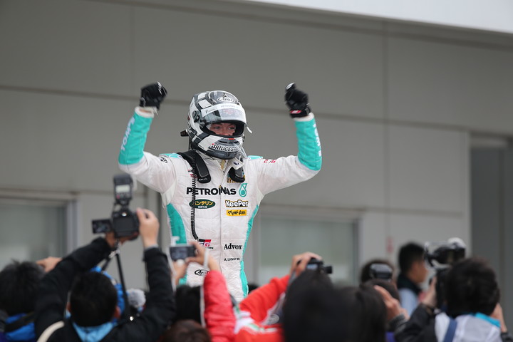 ウイナーズサークルに戻りガッツポーズのアンドレ・ロッテラー（トムス）