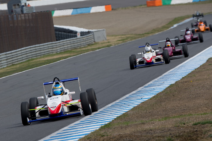 2ラップ目に突入するトップグループ