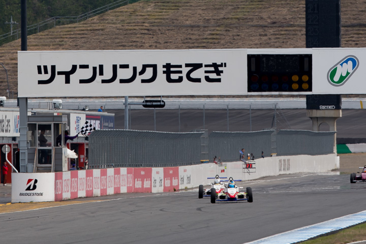 トップでゴールする武村和希（ル・ボーセフォーミュラアカデミーPFC）