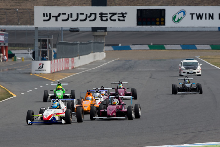 10周の決勝レースがスタートした