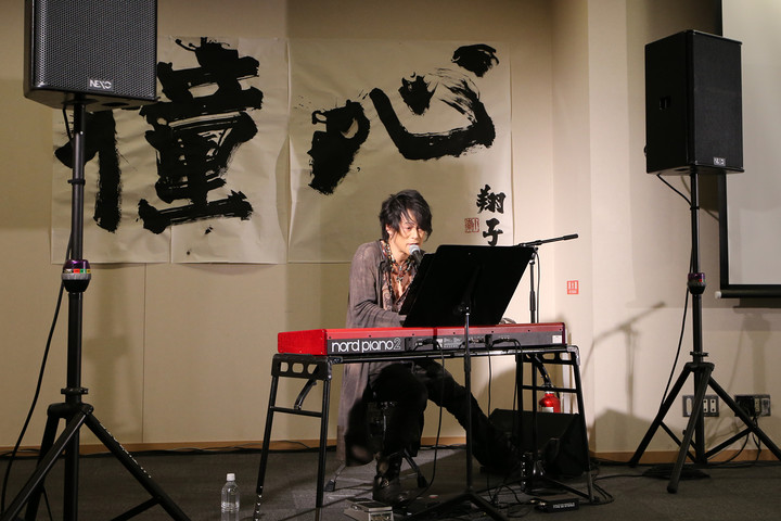 ミニライブでヒット曲を披露する森友氏