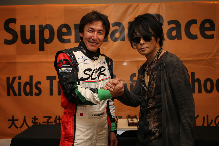 主宰者竹内浩典と握手するT-BOLANの森友嵐士氏